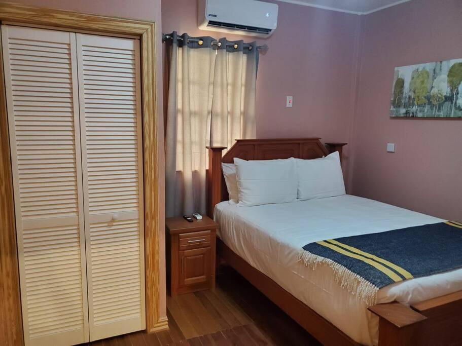 Upstairs 2 Bedroom Avalon Regia Apartment Georgetown Exterior foto